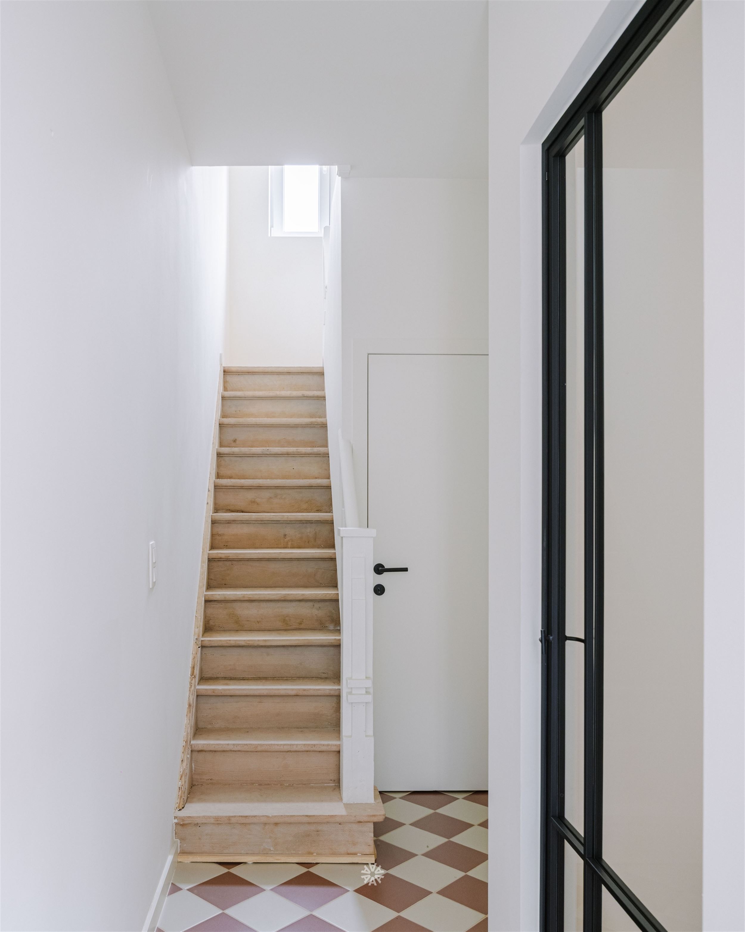 Stijlvol gerenoveerde woning met zonnige stadstuin - foto 2