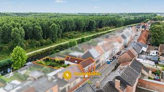 Woning met 3 slaapkamers, inpandige garage en unieke ligging aan de Moervaart te koop in Moerbeke!<br /><br />In de Damstraat 59 te Moerbeke vindt u deze charmante woning op een perceel van 300 m². De woning beschikt over 3 slaapkamers, een inpandige garage en een prachtig aangelegde tuin die uitgeeft op de Moervaart. Achteraan bevindt zich een privésteiger met terras, waar u in alle rust kunt genieten van een uniek uitzicht over het water. Dankzij het EPC-label D geldt er bovendien geen renovatieverplichting.<br /><br />Troeven:<br />- Unieke ligging aan de Moervaart<br />- Perceel van 300 m²<br />- 3 slaapkamers<br />- Inpandige garage<br />- Privésteiger met terras aan het water<br /><br />Indeling:<br />Via de inkomhal betreedt u de woning en komt u in de lichtrijke leefruimte met aansluitend de keuken. Achter de keuken bevinden zich de badkamer met douche en een praktische keukenberging. Op de eerste verdieping bevinden zich twee ruime slaapkamers en een derde ruime slaapkamer die dankzij zijn oppervlakte kan worden opgesplitst in meerdere slaapkamers. Buiten geniet u van een mooi aangelegd terras met zicht op de verzorgde tuin. Vanuit het terras heeft u rechtstreeks toegang tot de inpandige garage. Achteraan de tuin vormt de steiger met terras aan de Moervaart een absolute meerwaarde.<br /><br />Interesse? Wij organiseren een bezoekdag op 17/07/2026 van 17h-19h.<br /><br />Bel 0470/89.18.34 of mail dario@immomamo.be.<br />Let op: op voorhand verwittigen is verplicht.