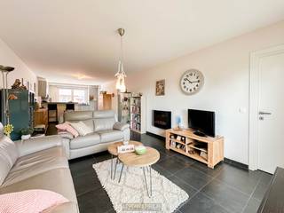 <strong>ENERGIZUINIG, INSTAPKLAAR 2-SLAAPKAMERAPPARTEMENT</strong> met groot overdekt <strong>TERRAS</strong> en <strong>APARTE GARAGEBOX </strong>(optioneel - 18.000 euro) te Sint-Niklaas. De lichtrijke leefruimte met eetplaats sluit aan op een ingerichte, halfopen keuken. Verder beschikt u over een badkamer <strong>MET LIGBAD ÉN DOUCHE</strong>, twee volwaardige slaapkamers en een praktische berging/wasplaats. Dankzij <strong>DUURZAME TECHNIEKEN</strong> geniet u van een <strong>LAAG ENERGIEVERBRUIK</strong>. Gelegen aan de <strong>RAND VAN HET CENTRUM</strong> met winkels, scholen en openbaar vervoer op wandelafstand. <strong>VLOTTE VERBINDING NAAR E17, N70 EN N16</strong>. Ideaal voor wie <strong>COMFORTABEL EN DUURZAAM</strong> wil wonen in een centrale, rustige buurt.<br /><br />Adres: Hertjen 86 bus 102 te Sint-Niklaas