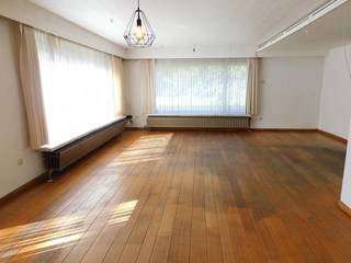 Bent u op zoek naar een woning waar rust, comfort en ruimte samenkomen? Dan is deze gelijkvloerse woning in de Wittevennestraat nummer 21 met een bewoonbare oppervlakte van maar liefst 185m² precies wat u zoekt. Gelegen op een prachtig perceel van 10a 33ca, geniet u hier van optimale privacy en een volledig aangelegde omgeving.<br /><br />Bij het binnenkomen wordt u verwelkomd in een ruime inkomhal die meteen het gevoel van openheid en licht benadrukt. De woning beschikt over drie volwaardige slaapkamers, ideaal voor een gezin of voor wie graag een bureau of hobbyruimte voorziet. De badkamer is uitgerust met een lavabo, douche en bad. Daarnaast is er een apart toilet met lavabomeubel.<br /><br />De absolute blikvanger is de zeer ruime en lichtrijke leef- en eetruimte met parketvloer, waar grote raampartijen zorgen voor een aangename connectie met buiten. Hier geniet u van gezellige familiemomenten of ontvangt u gasten in alle comfort. De keuken is volledig uitgerust met alle toestellen en biedt voldoende ruimte voor een eettafel – ideaal voor gezellige maaltijden.<br /><br />Via één van de slaapkamers bereikt u met een vaste trap de zolderverdieping. Deze ruimte is eveneens afgewerkt en biedt de mogelijkheid om nog extra slaapkamers te creëren – perfect voor een groeiend gezin of wie extra ruimte wenst.<br /><br />Buiten geniet u van een overdekt terras, waar het heerlijk vertoeven is in elk seizoen. De tuin is volledig aangelegd en biedt rust en privacy. Verder beschikt de woning over een aparte garage en een werkhuis van 42m² achteraan het perceel – ideaal voor zelfstandigen, hobbyisten of extra opslagruimte.<br /><br />Deze woning combineert comfortabel gelijkvloers wonen, uitbreidingsmogelijkheden en een uitzonderlijk rustige ligging op een royaal perceel. Een unieke kans voor wie ruim en zorgeloos wil wonen in alle sereniteit. Interesse? Neem contact op voor een bezoek via 011 233 044 en ontdek zelf de charme en mogelijkheden van deze prachtige woning.