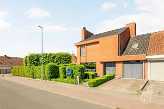 <p>Op zoek naar een ruime en instapklare gezinswoning met loods, en dus tal van mogelijkheden? <br />Deze verzorgde woning in Gullegem combineert comfortabele leefruimtes met een praktische indeling, een zonnige tuin en een garage.<br />Ruime loods/atelier van 155 m², toegankelijk via een achterliggende privéweg, ideaal voor zelfstandigen, hobbyisten of extra stockage.<br /><br />Indeling: Je betreedt de woning via de ruime inkomhal met gastentoilet en directe toegang tot de garage. Vervolgens kom je in de grote leefruimte met gezellige zithoek voorzien van een houtkachel en een aparte eetplaats. Aansluitend bevindt zich de keuken met zicht op de tuin en toegang tot de ruime veranda, waar het heerlijk vertoeven is in elk seizoen.<br />Op de eerste verdieping bevinden zich drie volwaardige slaapkamers, waarvan één met praktische dressing, en een badkamer. Bovendien is er ook een zolder aanwezig, wat praktische opbergruimte biedt.<br /><br />Troeven: instapklare en ruime woning, bewoonbare oppervlakte van 222 m² g,arage en oprit, energiezuinig dankzij zonnepanelen, rustige en praktische ligging, een loods/atelier van 155 m²<br /><br />Een woning met ruimte en comfort op een vlotte ligging in Gullegem.<br /><br />Interesse? Contacteer ons via feline@immobeguin.be</p>
