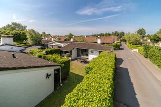 In het vakantiepark Sunparks te Oostduinkerke, vinden we deze gerenoveerde en bemeubelde vakantiewoning met parking en zuidgerichte tuin te koop. Op zoek naar interessante immo te Koksijde - Oostduinkerke? Lees dan zeker verder!INDELING- Ingerichte leefruimte- Nieuwe geïnstalleerde keuken met eetplaats- Slaapkamer 1 met dubbel bed en kasten- Slaapkamer 2 met 2 enkele bedden- Vernieuwde badkamer met toilet, wastafel en douche- Bergruimte naast de woning met aansluiting voor wasmachine en droogkastVerder beschikt men eveneens over een fietsenstalling.De zuidgerichte tuin met terras biedt de nodige privacy en maakt van deze vakantiewoning een ideale tweede verblijf aan zee!TROEVEN+ Vorig jaar gerenoveerd!+ Op 1 km van zee en eveneens nabij Nieuwpoort-Bad+ Parking inbegrepen+ Het vakantiedomein Sunparks beschikt over een subtropisch zwembad, sportfaciliteiten, vijver, supermarkt, restaurant e.d. Interesse in deze vakantiewoning te koop te Oostduinkerke? Aarzel dan zeker niet contact op te nemen met de dossierverantwoordelijke Sarah Velle via 0470 10 52 78 of sarah.velle@dewaele.com.Dit pand is onderworpen aan de renovatieverplichting van de Vlaamse overheid voor residentiële gebouwen (behoudens bij sloop binnen 5 jaar na de aankoop). Consulteer voor meer informatie de website van het Vlaams Energie- en Klimaatagentschap via https://www.vlaanderen.be/een-woning-kopen/renovatieverplichting-voor-residentiele-gebouwen