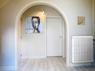 Bent u op zoek naar een comfortabele woning met karakter of een interessante investering in een gegeerde regio? <br />In het hart van Schilde, op wandelafstand van scholen, openbaar vervoer, winkels, restaurants en ontspanningsmogelijkheden, bevindt zich deze karaktervolle villa met rieten dak. De woning biedt een bewoonbare oppervlakte van 198 m² en is gelegen op een royaal perceel van 1.071 m², Zuidwest georiënteerd – tevens geschikt als projectgrond (appartementen).<br />De woning beschikt over een ruime leefruimte met parketvloer met houtkachel, vier volwaardige slaapkamers, een functionele keuken en een verzorgde badkamer. De garage biedt plaats aan één voertuig en voorziet in extra bergruimte. <br />Deze woning is een uitstekende opportuniteit voor gezinnen die op zoek zijn naar ruimte, potentieel en een centrale doch groene ligging.<br /><br />Bijzonderheden : <br />- Ligging: dorp van Schilde<br />- Ruim perceel <br />- Zuidwest tuin<br />- 4 slaapkamers<br />- Grote kelder<br />- Garage + 2 parkeerplaatsen<br />- Projectgrond