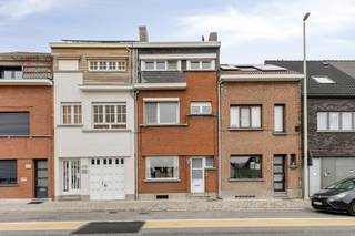 Maison à rénover à vendre dans la Kerkhofstraat à BoomDisposition : - hall d'entrée- salon spacieux avec beaucoup de lumière- cuisine- rangement- grand jardinPremier étage :- chambre 1 - chambre 2 - salle de bainDeuxième étage :- chambre 3- chambre 4Il y a également un grenier spacieux et un sous-sol.Situation : Cet appartement à louer est situé dans la Kerkhofstraat à Boom. Les magasins se trouvent à proximité. Par l'A12 et l'E19, vous bénéficiez également d'une connexion fluide vers Anvers, Malines et Bruxelles.Détails :- garage et parking arrière- score EPC favorable- grand jardin- 4 chambres (possibilité d'une 5e chambre)- climatisationVous recherchez un bien immobilier à vendre à Boom ? N'hésitez pas à contacter l'un de nos collègues de Dewaele Real Estate pour obtenir des conseils.