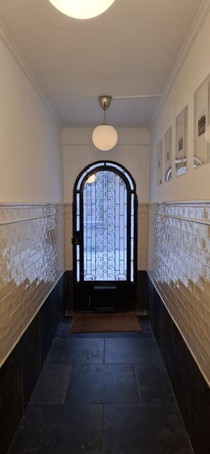 Deze herenwoning is opgedeeld in 3 woonunits en ligt op een toplocatie nabij de bruisende Langestraat te Oostende. Winkels, openbaar vervoer...