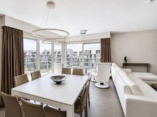 Lichtrijk en zon-georiënteerd duplexappartement met kwalitatieve afwerking en twee ruime zonneterrassen. Ideaal gelegen tussen de jachthaven en de zee, langs de havengeul en de wandel- en fietspromenade die een vlotte verbinding vormt tussen het historische centrum en de Kaai van Nieuwpoort.<br />De indeling omvat een inkomhal met gastentoilet en aparte berging, een lichtrijke leefruimte met gashaard en vloerverwarming, een volledig uitgeruste open keuken en toegang tot het ruime terras. Op dit niveau bevindt zich tevens de badkamer, voorzien van een inloopdouche, dubbele wastafel en toilet. Via een vaste trap bereikt u het vijfde verdiep met twee slaapkamers, elk met een eigen badkamer met douche en toegang tot het tweede terras met buitenberging. Inclusief berging op het gelijkvloers.<br />Mogelijkheid tot aankoop van een ruime garage (5,90 m x 3,12 m) met elektrische poort.<br />Het complex biedt diverse ontspanningsmogelijkheden zoals een verwarmd openluchtzwembad, een recreatiezone met petanqueterrein en een volleybalveld.<br />Ideaal als tweede verblijf of vaste woonst aan zee.