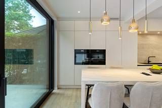 Op een uitstekende locatie te Edegem bevindt zich deze instapklare halfopen bebouwing met 4 slaapkamers en gezellige tuin. U geniet hier van een centrale ligging in een zeer aangename en gewilde omgeving vlakbij het centrum met winkels, eet-en drankgelegenheden, scholen en het openbaar vervoer.<br /><br />We betreden de woning via de inkomhal met vestiaire en apart gastentoilet. De ruime leefruimte, voorzien van een gezellige zithoek geniet van veel lichtinval door de grote raampartij. De geheel ingerichte leefkeuken werd voorzien van kwalitatieve toestellen en een hoogwaardige afwerking, een aparte eethoek maakt het geheel compleet. Van hieruit heeft u directe toegang tot de aangelegde tuin met ruim terras. De perfecte plek voor gezellige diners met vrienden of een ontspannen moment in de zon. Aanpalend aan de keuken bevindt er zich nog een praktische berging. De nachthal op de eerste verdieping geeft ons toegang tot 2 ruime slaapkamers, een dressing, tv kamer/bureauruimte, een apart toilet en een ruime badkamer met douchebad en wastafel. Hier is evens ook een aparte wasplaats voorzien. Verder beschikt u ook over een zeer ruime kelder en voldoende parkeermogelijkheden zowel op de oprit alsook vooraan op straat. Tot slot werd deze woning grotendeels gerenoveerd in 2025 en voorzien van airco's, 16 zonnepanelen, thuisbatterij van 10KW, voorziening laadpaal en een conforme elektrische keuring.<br /><br />Dit is een uitstekende opportuniteit als u op zoek bent naar een instapklare woning met 4 slaapkamers en aangename tuin te Edegem. Contacteer ons voor meer informatie op 0473 38 29 40 of neem een kijkje op www.boonstravastgoed.be . <br /><br />Bijzonderheden:<br />- 4 slaapkamers<br />- Gunstig EPC (219)<br />- Aangename en gewilde omgeving