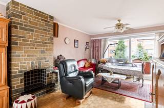 <div><div> <p>Ruime bel-etagewoning met zonnige tuin en garage.</p><p>In een rustige en aangename woonwijk bevindt zich deze verzorgde bel-etagewoning. Bij het betreden van de woning komt u in de inkomhal die toegang geeft tot de inpandige garage met automatische poort en een handige wasplaats. Achteraan geniet u van een zuid-gerichte tuin van 105 m², ideaal om in alle rust te ontspannen, aangevuld met een praktische tuinberging. Op de eerste verdieping bevindt zich een apart toilet met handenwasser. De lichtrijke leefruimte van 31 m² op parketvloer zorgt voor een warme en gezellige sfeer en sluit aan op een terras van 6 m² met trap naar de tuin. Verder vindt u hier de keuken en een extra bureaukamer, perfect voor thuiswerk of hobbyruimte. De tweede verdieping omvat drie volwaardige slaapkamers van respectievelijk 17 m², 15 m² en 8 m². De badkamer is uitgerust met een ligbad, toilet en wastafel. De woning is voorzien van nieuwe ramen met hoogrendementsglas en elektrische rolluiken, een condensatieketel op gas en een nieuw geïsoleerd dak.</p></div> </div>