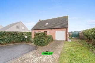 Op zoek naar een woning te koop in Zedelgem? Deze centraal gelegen gezinswoning met 3 slaapkamers bevindt zich op een zuidwest georiënteerd...