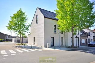 Deze moderne nieuwbouwwoning is rustig gelegen in <strong>Otegem</strong>, een deelgemeente van Zwevegem, en geniet van een uitstekende bereikbaarheid. U bevindt zich op korte afstand van Avelgem en Anzegem, met een vlotte verbinding naar Kortrijk en Waregem. Bovendien is de E17 snel bereikbaar, wat deze woning ideaal maakt voor pendelaars.<br /><br />De <strong>indeling</strong> van de woning gaat als volgt: via de inkomhal met gastentoilet en praktische berging betreedt u de woning. Aansluitend komt u in de lichtrijke leefruimte, waar u geniet van een aangename connectie met de tuin. De open indeling zorgt voor een ruimtelijk gevoel en omvat een gezellige zithoek, eetplaats en een volledig uitgeruste keuken.<br /><br />Op de eerste verdieping bevinden zich <strong>drie slaapkamers</strong> en een moderne badkamer, uitgerust met een toilet, ligbad, douche en wastafel. Via een vaste trap bereikt u de zolderverdieping, die tal van mogelijkheden biedt, zoals een extra slaapkamer, bureau of hobbyruimte.Daarnaast beschikt de woning over een ruime <strong>garage</strong> van maar liefst <strong>40 m²</strong>.<br /><br />Op vlak van comfort en energiezuinigheid is deze woning volledig mee met haar tijd. De verwarming gebeurt via een warmtepomp in combinatie met vloerverwarming, wat zorgt voor een aangenaam binnenklimaat. Bovendien zijn er zonnepanelen voorzien.<br /><br />Meer info? Contacteer Els 0478 61 64 34 of els@immoroman.be