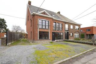 RUIME ENERGIEZUINIGE WONING MET 3 SLPS, GARAGE EN GROTE TUIN OP 558M²Deze halfopen woning is gerenoveerd in 2018 en geniet 3 slaapkamers, inpandige...