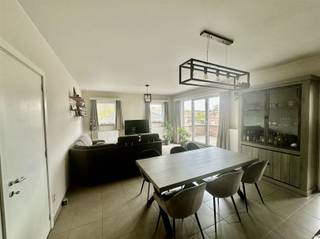 Instapklaar appartement TE HUUR in Nederzwalm, een charmant dorp met een vlotte verbinding naar Oudenaarde en Zottegem.Op zoek naar een comfortabel...