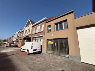 Te huur in Zele: goed gelegen handelsruimte Handelsruimte van ca. 25 m² nabij het centrum van Zele, op een vlotte locatie vlak bij de E17.Het pand...