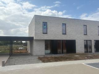 <span>indeling van woning</span>
<h3><span>gelijkvloers</span></h3>
<span>De lichtrijke leefruimte, eetplaats en keuken vormen één open en aangenaam geheel, waarbij de eetruimte rechtsreeks aansluit op het terras en de tuin met een zuidwestelijke oriëntatie. Daar geniet je volop van de namiddag- en avondzon. Een aparte berging biedt de nodige praktische opbergruimte, terwijl de inpandige carport zorgt voor een beschutte parkeerplaats aan de woning.</span>
<h3><br /><span>eerste verdieping</span></h3>
- 3 ruime slaapkamers <br />- badkamer met ligbad en inloopdouche<br />- een apart toilet
<h3><br /><span>duurzaamheid en energie</span></h3>
Bij het ontwerp stonden energie-efficiëntie en wooncomfort centraal.<br />De woning is uitgerust met:<br />- zonnepanelen<br />- balansventilatie met warmterecuperatie<br />- condenserende gaswandketel
<h3><br /><span>afwerking en prijs</span></h3>
- De woning is wind- en waterdicht afgewerkt. Keuken, badkamer en vloerbekleding kies je zelf, volgens jouw smaak en budget. Of koop casco en werk zelf verder af.<br />- De vermelde prijs betreft de volledig afgewerkte woning (zonder aanleg tuin en terras) exclusief btw en verkoopkosten.