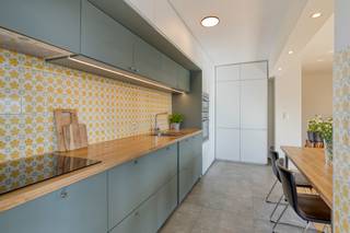 <p>Dit lichtrijk 3-slaapkamerappartement ligt zeer centraal aan het Arenbergpark, de fiets is van hieruit de snelste verbinding naar Gasthuisberg, Imec, KULeuven en Leuven centrum. Sport, ontspanning, scholen, winkels, openbaar vervoer op wandel- of fietsafstand. Het appartement bevindt zich op de vierde verdieping en werd in 2024 gerenoveerd. De troeven zijn de lichtrijke living en open keuken, de 3 ruime slaapkamers, recente badkamer en apart toilet.<br />EPC B-label, elektriciteit conform, asbestveilig en hoog rendements zonwerend glas!<br />Voor het gebouw is er een gemeenschappelijke bewonersparking, in de ondergrondse garage is er een gemeenschappelijke fietsenparking.<br />Bijkomend heb je de mogelijkheid om de ondergrondse gesloten parkeergarage aan te kopen voor 30.000,- €!</p><p>Heb je interesse en wil je een bezoek inplannen? Bel <strong>+32 484 58 00 24 </strong>of <strong>frank.geurts@living-stone.be</strong></p>