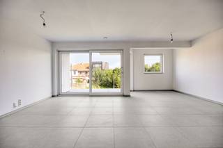 <p>immo DAVID stelt u dit energiezuinige nieuwbouwappartement met twee slaapkamers en een privatieve tuin voor. Hier geniet u van volledig ontzorgd wonen: alles is nieuw, kwalitatief afgewerkt en ontworpen met oog voor comfort, energiezuinigheid en hedendaags woonplezier.</p>
<p>Het appartement is gelegen in een verkeersluwe, doodlopende straat, in een kleinschalig gebouw zonder lift, waardoor u geniet van een rustige woonomgeving en lage gemeenschappelijke kosten.</p>
<p>Via de inkomhal komt u in de lichtrijke leefruimte met open keuken. Vanuit de woonkamer heeft u rechtstreeks toegang tot het terras, waar een buitentrap u naar de privatieve tuin leidt. Verder beschikt het appartement over twee comfortabele slaapkamers van 12 m² en 10 m², een moderne badkamer met inloopdouche en dubbele wastafel, een aparte wasberging, een afzonderlijk hangtoilet met handenwasser en een videofoon voor extra comfort en veiligheid.</p>
<p>Bij het appartement hoort bovendien een privatieve autostaanplaats en er is een gemeenschappelijke fietsenberging voorzien.</p>
<p>Dankzij de uitstekende energiescore A, zonnepanelen, een warmtepomp en een performant ventilatiesysteem woont u hier niet alleen comfortabel, maar ook bijzonder energiezuinig.</p>
<p>Een absolute topligging, vlak bij het centrum van Zellik, de E40, de Ring Brussel, winkels, openbaar vervoer, Brussel, UZ Jette, het Laarbeekbos en de fietssnelweg, maakt dit appartement de ideale keuze voor wie rustig wil wonen met alle voorzieningen binnen handbereik.<br />EPB in opmaak.</p>