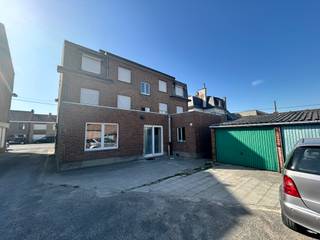 Appartementsgebouw met garages te koop met super rendement.Deze blok bestaat uit 7 appartementen en 5 garages. Elk appartement is apart verhuurd met...