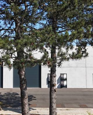 Deze nieuwbouw kmo-unit van 349m² is gelegen op het industrieterrein te Zwaarveld. De op- en afritten van de E17 (Antwerpen - Gent) zijn zeer...