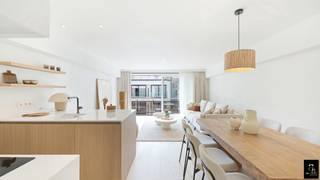 <p><strong>Appartement entièrement rénové avec goût à deux pas de la Place Rubens</strong></p>
<p>À seulement quelques pas de la Place Rubens, découvrez ce magnifique appartement de 2 chambres, prêt à emménager, bénéficiant de finitions soignées et de matériaux de qualité.</p>
<p>Le hall d’entrée comprend un WC invités, un vestiaire et une buanderie pratique. Le séjour lumineux s’ouvre sur une terrasse orientée sud-est avec vue latérale sur la Place Rubens. La cuisine ouverte, entièrement équipée, s’intègre harmonieusement à l’espace de vie.</p>
<p>La chambre principale dispose de nombreux placards intégrés. La seconde chambre convient pour un lit simple ou superposé. La salle de bains spacieuse est équipée d’une élégante douche à l’italienne.</p>
<p>Les rideaux, sommiers et mobilier de terrasse sont inclus dans le prix. Les autres meubles Casa Nova peuvent être achetés séparément.</p>
<p>Un véritable <strong>coup de cœur</strong> dans un emplacement de choix, idéal comme pied-à-terre ou investissement.</p>
<p><strong>PEB :</strong> 158 – UC : 0003394347</p>