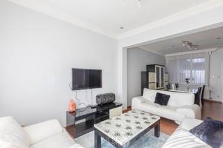 Deze charmante woning is gelegen op een zeer gunstige locatie aan de rand van Sint-Niklaas, met een vlotte verbinding naar het stadscentrum, winkels, scholen en belangrijke invalswegen. De woning combineert een aangename woonruimte met een praktische indeling en een grote tuin.<br />Via de inkomhal betreedt u de ruime en lichtrijke leefruimte, bestaande uit een gezellige zithoek en een aansluitende eetkamer. Dankzij de grote raampartijen geniet de woning van veel natuurlijke lichtinval.<br />Aansluitend bevindt zich de moderne en volledig uitgeruste keuken met kookeiland en ontbijthoek. De keuken beschikt over alle nodige toestellen en biedt een aangenaam zicht op de tuin.<br />Op de eerste verdieping bevinden zich een ruime master bedroom en een tweede slaapkamer. Beide kamers genieten van een aangename lichtinval.<br /><br />De tweede verdieping beschikt nog over 2 volledig afgewerkte zolderkamers.<br /><br />De woning beschikt tevens over een grote tuin, waar u in alle rust kan genieten van het buitenleven.<br />Vooraan de woning is er bovendien parkeergelegenheid op de oprit.