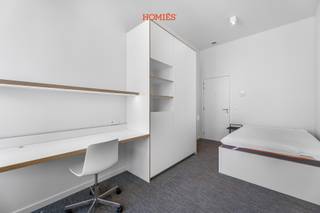 Met plezier stellen wij u deze studentenkamer voor aan de Fonteinstraat 12 C in Leuven, gelegen in een rustige straat maar toch in het hart van de stad, een ideale locatie voor elke student die zowel rust als nabijheid tot alle faculteiten en voorzieningen zoekt. Deze kamer bevindt zich in een kleinere residentie van 15 kamers die deel uitmaakt van een groter project van ontwikkelaar DYLS, uitstekend onderhouden wordt (vaste conciërge) en zich onderscheidt door zijn energiezuinigheid (EPC A) en zijn verzorgde gemeenschappelijke voorzieningen. De kamer is volledig bemeubeld met een bed, ingebouwde bureau en kleerkast, koelkast en beschikt over een eigen lavabo. Op elk verdiep is er een douche en toilet beschikbaar. De gemeenschappelijke keuken is uitgerust met voldoende comfort, een TV-hoek en een groot schuifraam dat uitgeeft op de gezellige binnentuin met doorstromend water, een groene oase waar het heerlijk vertoeven is midden in de stad. Daarnaast zijn er nog gemeenschappelijke ontspanningsruimtes, een inpandige fietsenstalling en een praktische wasruimte met wasmachines en droogkasten. Zoekt u een studeerplek voor uw zoon of dochter, of een zekere investering (in een huurprijssegment met een onderaanbod)? Deze studentenkamer biedt rust, kwaliteit en een toplocatie in Leuven. Mis deze kans niet en contacteer ons via info@homies.be / 016 22 82 22!<br /> 