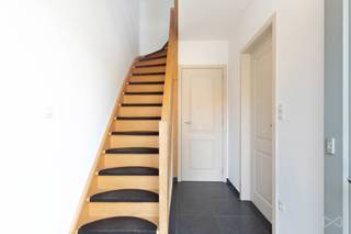 Cette charmante maison située dans la Molstraat offre une opportunité unique pour ceux qui recherchent un confort moderne à deux pas du centre...