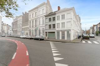 Deze woning vol mogelijkheden in het centrum van Gent kent een uitstekende bereikbaarheid met zowel het openbaar vervoer als de fiets en de wagen...