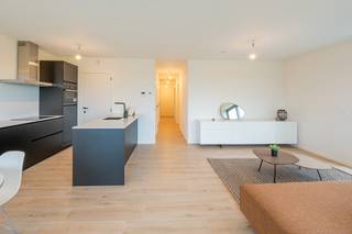 Ontdek dit nieuwbouwproject aan de Heizijde in Turnhout: rustig gelegen, omringd door groen en toch vlakbij alle voorzieningen.<br /><br />Dit moderne appartement beschikt over een zalig terras, een lichtrijke leefruimte met volledig geïnstalleerde keuken, een praktische berging, twee slaapkamers, een badkamer met inloopdouche en een apart toilet. <br /><br />Verder is er een ondergrondse autostaanplaats voorzien, evenals een gemeenschappelijke fietsenstalling.<br /><br />Bij interesse, vraag dan zeker uw bezoek aan via onze website.