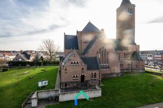 Algemeen<br />Vlakbij het station van Zottegem vinden we dit lichtrijk appartement terug. Het kleinschalig gebouw bestaat slechts uit 4 appartementen en er zijn geen bijkomende gemeenschappelijke kosten. <br />Het appartement is structureel in goede staat. Er is dubbele beglazing en het dak werd in 2019 volledig vernieuwd en geïsoleerd. Er zijn afzonderlijke tellers voor de nutsvoorzieningen en er is een individuele installatie voor de verwarming (centrale verwarming op aardgas). Ook de keuken en de badkamer werden recent vernieuwd. <br /><br />Indeling<br />Via de centrale inkomhal zijn alle ruimtes van het appartement toegankelijk. De leefruimte is bijzonder lichtrijk dankzij de vele ramen en het open zicht. Aansluitend aan de living vinden we de vernieuwde keuken met toegang naar het terras aan de achterkant van het gebouw. De 2 volwaardige slaapkamers hebben een oppervlakte van 15 m² en 12 m² waarvan 1 gelegen is aan de voorkant en 1 aan de achterkant. De badkamer is ook achteraan gelegen en voorzien van een lavabo en inloopdouche. Tot slot is er ook nog een afzonderlijk toilet en een berging waar voorzieningen zijn voor het plaatsen van een wasmachine en droogkast. <br /><br />Varia<br />In de kelder is er nog een bijkomende privatieve berging en een grote gemeenschappelijke ruimte/opslagplaats. <br />Ideaal appartement voor starters of kleine gezinnen! <br /><br />Kosten voor de opmaak van de basisakte (= 750 euro excl. 21% btw) zijn ten laste van de koper. <br /><br />Belangrijkste troeven<br />* Instapklaar en grotendeels recent gerenoveerd<br />* Veel lichtinval en open zicht<br />* Nabij treinstation Zottegem<br />* 2 volwaardige slaapkamers<br /><br />Benieuwd naar deze opportuniteit? Neem snel contact op met Tim voor een bezoek ter plaatse.<br /><br />📞 0487 40 21 28<br />📧 tim@gentill.be