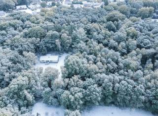 Met een oppervlakte van maar liefst 11376m² geniet je hier van een ongeëvenaarde natuurlijke omgeving. De bestaande gezinswoning is volledig...