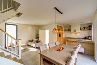 Beschrijving:Deze recente, volledig afgewerkte en instapklare woning is rustig gelegen in Vremde en biedt alle comfort voor hedendaags wonen. Dankzij...