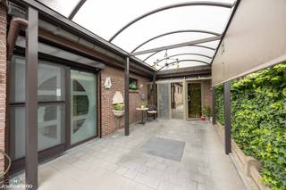 VRIJSTAANDE WONING MET MULTIFUNCTIONELE RUIMTE (KAPSALON) EN RUIME TUIN (BOUWGROND VOOR OPEN BEBOUWING) IN GROTE-SPOUWEN<br /><br />*** Bekijkt u deze woning via een aanverwante website? Surf dan naar https://matisimmo.be/nl/aanbod/4396086/eengezinswoning-te-koop-in-3740-bilzen-hoeselt en klik op volgende link voor het INTERACTIEF GRONDPLAN: https://grondplan.matisimmo.be/grondplan/?map=HoeseltHerderenweg3 ***<br /><br />Deze vrijstaande woning bevindt zich aan de Herderenweg 3 te Grote-Spouwen, een deelgemeente van Bilzen. Alle basisvoorzieningen zoals de winkel en de school zijn in het dorp op wandelafstand bereikbaar. Dankzij de gunstige ligging bevinden zowel het gezellige stadscentrum van Bilzen als de op- en afritten van de autosnelweg zich op minder dan 10 minuten rijden.<br /><br />De woning biedt tal van mogelijkheden dankzij de aanwezige multifunctionele ruimte, die momenteel ingericht is als kapsalon, én het aanpalende perceel dat momenteel dienstdoet als tuin maar reeds verkaveld werd als bouwgrond voor open bebouwing. Dit maakt het geheel bijzonder interessant voor wie op zoek is naar een combinatie van wonen, werken of investeren.<br /><br />De multifunctionele ruimte is zowel bereikbaar via een aparte ingang als via de woning zelf. Deze bestaat uit een ruime praktijk- of handelsruimte met aansluitend een slaapkamer en wasruimte met apart toilet.<br /><br />De woning is als volgt ingedeeld: bij het betreden van de woning komen we terecht in de inkomhal, die toegang biedt tot de ruime en lichtrijke leefruimte met zit- en eetgedeelte. Daarnaast geeft de inkomhal toegang tot een aparte douche- en toiletruimte.<br /><br />Verder bevindt er zich een tweede woonkamer, die aansluit op de ruime keuken met veel lichtinval. Vanuit de keuken bereiken we een praktische berging, die op haar beurt toegang biedt tot de multifunctionele ruimte.<br /><br />Daarnaast beschikt de woning op het gelijkvloerse over een ruime slaapkamer, een badkamer uitgerust met een enkele lavabo en ligbad, alsook een extra berging met doorgang naar de tuin.<br /><br />Via een vaste trap bereiken we de zolderverdieping. Hier bevinden zich een ruime slaapkamer en drie bijkomende ruimtes die perfect kunnen dienen als berging of multifunctionele ruimte.<br /><br />De woning is gelegen op een perceel van 8a68ca en beschikt over een ruim verhard terras met overkapping, twee praktische buitenbergingen en een aangename tuin.<br /><br />De aanpalende bouwgrond biedt de mogelijkheid tot het bouwen van een open bebouwing en heeft een oppervlakte van 5a60ca.<br />Het perceel beschikt over een straatbreedte van 16 meter en een diepte van 35 meter.<br />De bouwdiepte bedraagt 15 meter op het gelijkvloers en 11 meter op de verdieping.<br />De bouwbreedte bedraagt 10 meter.<br /><br /><u>Er zijn onder meer volgende verkavelingsvoorschriften van toepassing:</u><br />Hoofdbestemming: ééngezinswoning of zorgwoning;<br />Nevenbestemming: kantoorfunctie, vrije beroepen en diensten;<br />Dakvorm: hellend dak met een maximale dakhelling van 45° en een maximale nokhoogte van 7,50 meter;<br />Aantal bouwlagen hoofdgebouw: 1 volwaardige bouwlaag;<br />Om voldoende tuinoppervlakte te behouden achter de woning worden er geen bijgebouwen toegestaan;<br /><br />Deze bouwgrond biedt een interessante opportuniteit als investering of als uitbreiding van de tuin.<br /><br />Voor meer informatie of een bezoek ter plaatse kan u vrijblijvend contact opnemen met ons kantoor via 089/44.00.00 of info@matisimmo.be.<br /><br />De vermelde woonoppervlakte is steeds de bruikbare vloeroppervlakte overgenomen uit het EPC-verslag.<br /><br /><em>Bestuursmaatregelen in het maatregelenregister: nee</em><br />