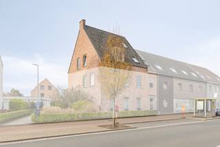 The entrance hall overlooks the various rooms. The living space offers a pleasant living experience and fits nicely into the fully equipped...