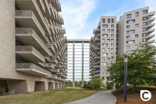 <p><span>Exclusief wonen met adembenemend zicht over Antwerpen!</span></p><p><span>Op zoek naar een stijlvolle stadswoning waar architectuur, comfort, groen en een panoramisch uitzicht samenkomen? Dit prachtige appartement op de 10de verdieping van de prestigieuze Residentie Louise-Marie biedt een unieke woonbeleving op een strategische locatie in Antwerpen.</span></p><p><span>Residentie Louise-Marie werd gerealiseerd in 2022 naar een ontwerp van het gerenommeerde POLO architects. De twee elegante woontorens worden verbonden door een indrukwekkende glazen wand en omringd door een sfeervolle parktuin met groene zones, meerstammige bomen en prachtige waterpartijen. Het akoestische scherm zorgt bovendien voor een aangenaam en rustig woonklimaat, ondanks de centrale ligging.</span></p><h3><span>Strategische ligging</span></h3><p><span>De ligging aan de Karel Oomsstraat, vlak bij de Desguinlei, combineert het beste van twee werelden: de energie van de stad en het comfort van een rustige woonomgeving. Het bruisende Antwerpen-Zuid, met zijn uitgebreide aanbod aan winkels, restaurants, cafés, cultuur en ontspanning, bevindt zich vlakbij. Ook het openbaar vervoer en de belangrijkste invalswegen zijn vlot bereikbaar.</span></p><p><span>Dankzij de nabijheid van het Hertogenpark en de groene inrichting van de residentie beschik je bovendien over aangename plekken om even aan de stadsdrukte te ontsnappen.</span></p><h3><span>Licht, ruimte en een uniek panorama</span></h3><p><span>Bij het betreden van het appartement valt meteen het ruimtelijke en lichte karakter op. De leefruimte geniet dankzij de grote raampartijen van een overvloed aan natuurlijk licht en werd afgewerkt met een warme parkettegel die zorgt voor een verfijnde en eigentijdse uitstraling.</span></p><p><span>Via een schuifdeur bereik je het absolute pronkstuk van deze woonst: het ruime terras met een adembenemend panoramisch uitzicht over Antwerpen. Dankzij de schuifbare ramen kan je binnen- en buitenruimte optimaal met elkaar verbinden en vormt de iconische skyline het hele jaar door een uniek decor. Van een rustige ochtendkoffie tot een aperitief bij zonsondergang: hier geniet je elke dag van een uitzicht dat nooit verveelt.</span></p><p><span>De moderne open keuken sluit naadloos aan bij de leefruimte en werd luxueus afgewerkt met een composiet werkblad, stijlvolle donkere afwerking en hoogwaardige materialen. Het kookeiland vormt bovendien een gezellige centrale plek om te koken en samen te zijn.</span></p><p><span>Verder beschikt het appartement over twee slaapkamers, een moderne badkamer met ruime inloopdouche en lavabomeubel en een afzonderlijk toilet.</span></p><h3><span>Comfort in een groene stadsomgeving</span></h3><p><span>Louise-Marie biedt meer dan alleen een prachtig appartement. De gemeenschappelijke parktuin, het groene plein en de waterpartijen creëren een verrassend rustige omgeving midden in de stad. Als extra troef kunnen bewoners vrij gebruikmaken van de gemeenschappelijke</span><span> </span><span>fitnessruimte.</span></p><p><span>Een autostaanplaats op niveau -2 is optioneel bij aan te kopen voor 35.000.</span></p><h2><span>Troeven</span></h2><p><span>- Panoramisch </span><span>uitzicht over Antwerpen<br />- Riant terras van ca. 23 m² <br />- EPC-label A <br />- Recent gebouw van 2022<br />- Hoogwaardige materialen<br />- gemeenschappelijke fitnessruimte<br />- Verkoop onder 2% registratierechten mogelijk (mits voldoen aan de voorwaarden)</span></p><p><span>Een unieke stadswoning voor wie verlangt naar hedendaags comfort, stijlvolle architectuur en een adembenemend uitzicht. Hier woon je op grote hoogte, met Antwerpen letterlijk aan je voeten.</span></p>