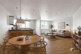<p><span>Instap klaar appartement (74 m²) met 2 slaapkamers in Deurne.</span></p><p><span> </span></p><p><span>Op een centrale locatie met openbaar vervoer, (lokale) winkels en scholen op wandelafstand treffen we dit betaalbaar appartement met veel potentieel. Met de auto bereik je de snelweg in slechts enkele minuten. Liever de fiets? Je kan hier gemakkelijk gebruik maken van het velo-deelsysteem.</span></p><p><span> </span></p><p><span>Het appartement bevindt zich op de eerste verdieping van een hoekgebouw van 3 hoog. Een groot pluspunt: </span><span>er zijn geen maandelijkse vaste kosten</span><span>. Het water wordt jaarlijks evenredig verdeeld onder de bewoners en de </span><span>verwarming is individueel op gas</span><span>. Je komt binnen in de ruime leefruimte met open keukenhoek – samen goed voor </span><span>45 m²</span><span> aan comfortabele woonruimte. De badkamer (4 m²) is uitgerust met een douchecabine, toilet en lavabomeubel. De twee slaapkamers van </span><span>13 m²</span><span> en </span><span>9 m² </span><span>staan met elkaar in verbinding en kunnen flexibel worden ingericht. Daarnaast beschikt het appartement nog een praktische berging met plek voor een wasmachine.</span></p><p><span> </span></p><p><span>Ben je op zoek naar een betaalbaar appartement met mogelijkheden? Mis deze kans niet!</span></p><p><span> </span></p><p><span>Bewoonbare opp. 74 m² ref.: bruto vloeropp. EPC. Voor meer info of een gratis schatting surf naar www.hansimmo.be</span></p><p><span> </span></p>