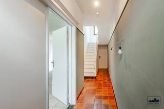 Ben je op zoek naar een leuke starterswoning die je nog volledig naar je eigen smaak kan afwerken? Deze op te frissen rijwoning in Hamme heeft...