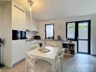 Deze prachtig gerenoveerde studio op de gelijkvloerse verdieping is een unieke kans voor wie op zoek is naar comfort, modern wonen én een buitenruimte. De woning is volledig vernieuwd en afgewerkt met kwalitatieve materialen, waardoor ze meteen instapklaar is.<br />De moderne keuken is uitgerust met alle nodige toestellen, waaronder een combi-oven, vaatwasser, kookvuur en dampkap. De stijlvolle, volledig vernieuwde badkamer beschikt over een douche, een enkele lavabo en een toilet. Dankzij de doordachte indeling geniet je van een aangename en praktische leefruimte.<br />Een groot pluspunt is de privatieve tuin, waar je in alle rust kan genieten van het buitenleven – een zeldzaam voordeel voor een studio.<br />Deze woning is niet alleen perfect als eerste eigen stek, maar ook uitermate geschikt als investering met een interessant verhuurrendement.<br />Benieuwd naar deze instapklare parel? Contacteer ons snel voor een bezoek!