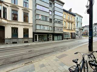 Dit INSTAPKLAAR & LICHTRIJK APPARTEMENT (96m²) met 2 SLAAPKAMERS en bijhorend TERRAS situeert zich op de 2de verdieping van de goed...