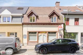 Cette propriété est idéalement située dans le centre de Sint-Pieters-leeuw. Elle se compose d'une partie commerciale avec une habitation au dessus...