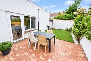 In de Opex, beter gekend als de Vuurtorenwijk van Oostende, bevindt zich deze instapklare en goed onderhouden gezinswoning met een zuidgericht terras en tuin. Een woning die ruimte, praktisch wooncomfort en een vlotte bereikbaarheid mooi combineert.<br />Op het gelijkvloers vindt u een lichtrijke leefruimte en een ingerichte keuken. Daarnaast is er een extra douchekamer, wat zorgt voor bijkomend comfort. De woning beschikt verder over drie volwaardige slaapkamers en een tweede badkamer op de verdieping.<br />De ruime kelder biedt heel wat extra bergruimte en mogelijkheden. Ook de zolderverdieping vormt een mooie troef en kan verder worden ingericht als extra slaapkamer, hobbyruimte of bureau.<br />Een absolute meerwaarde is de dubbele garage. Deze biedt niet alleen plaats aan meerdere wagens, fietsen en motoren, maar kan ook perfect dienstdoen als atelier, werkplaats of hobbyruimte. Via de kelder is bovendien een smeerput bereikbaar, ideaal voor wie graag zelf aan wagens sleutelt.<br />Buiten geniet u van een zuidgericht terras en een aangename tuin, waar u op zonnige dagen volop kunt ontspannen.<br />Ook de ligging is bijzonder praktisch. De woning bevindt zich in de Vuurtorenwijk, met een vlotte verbinding naar het centrum van Oostende en de belangrijkste invalswegen. Winkels, scholen, openbaar vervoer en andere dagelijkse voorzieningen zijn gemakkelijk bereikbaar.<br /><strong>Troeven</strong>
<ul>
<li>Instapklaar en goed onderhouden</li>
<li>Lichtrijke leefruimte en ingerichte keuken</li>
<li>Drie volwaardige slaapkamers</li>
<li>Badkamer en extra douchekamer</li>
<li>Ruime kelder</li>
<li>Zolder met uitbreidingsmogelijkheden</li>
<li>Zuidgericht terras en tuin</li>
<li>Dubbele garage voor wagens, fietsen en motoren</li>
<li>Geschikt als atelier, werkplaats of hobbyruimte</li>
<li>Smeerput bereikbaar via de kelder</li>
<li>Vlotte verbinding met het centrum en de invalswegen</li>
</ul>
Bent u op zoek naar een ruime woning met een zonnige tuin, uitzonderlijk veel garage- en werkruimte én een goede bereikbaarheid? Plan dan uw bezoek via 050 50 12 12 en ontdek zelf de mogelijkheden van deze woning.