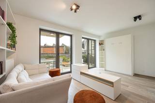 <p><span>Unpacking your boxes—that’s all that’s left for you to do here after your move. This recently built, well-maintained studio has just about everything you need, from furniture to a lovely living space with an open kitchen and a huge terrace right in the heart of the city—all in an absolutely prime location.</span></p><p><span> </span></p><p><span>At the corner of Plantin and Moretuslei and Provinciestraat, a huge, light-filled building has been constructed in recent years. It’s here on the first floor that this move-in-ready studio is located. You enter through a small entryway, which opens up to the large, open living space with an open kitchen and sleeping area. The enormous windows let in plenty of light, allowing you to eat, relax, and sleep here while enjoying a view of the large terrace. The beautiful, continuous parquet flooring you see throughout is low-maintenance and timeless.</span></p><p><span> </span></p><p><span>Eating, relaxing, and sleeping with a view</span></p><p><span>The open kitchen features an island with two stools, and the marble-look countertop doubles as a table, home office, and spot for pre-dinner drinks. The sleek kitchen cabinetry next to it houses an induction cooktop, range hood, combination oven, refrigerator with freezer compartment, and a dishwasher.</span></p><p><span>In the living area behind it, you’ll find a stylish TV cabinet with a designer sofa, and the double bed is tucked away inside the white built-in cabinet wall—you can easily fold it down. Next to the bed, there’s also a separate built-in closet. </span></p><p><span>The terrace is the absolute highlight of this studio, featuring s’n beautiful, sleek beige XL tiles, lovely greenery all around, and an outdoor table with as many as 6 chairs. You can truly unwind in the lounge area.</span></p><p><span>The tiled bathroom is located in the hallway and features a walk-in shower, a sink with a drawer unit and mirror cabinet, and a wall-mounted toilet. Opposite the bathroom, the laundry area is neatly tucked away behind the door of a built-in cabinet with shelves for your cleaning supplies.</span></p><p><span> </span></p><p><span>Super central, with everything nearby</span></p><p><span>It’s a delight to live here, right at the intersection of Provinciestraat, Plantin en Moretuslei, and Van den Nestlei. The city is right at your feet, with the train station within walking distance, public transportation, and a bike-sharing station practically on your doorstep. You can get into the city in no time—and out of it just as quickly—since the Singel and the Ring are just a few minutes’ drive away. You can grab a beer at Dageraadplaats or Moorkensplein after just a few minutes by bike, and the city park isn’t far either. Right across the street is a brand-new, large Delhaize, and there are also plenty of neighborhood shops nearby.</span></p><p><span> </span></p>