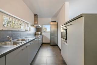 Te koop te Meerbeke: Graag bieden wij dit supergezellig drie-gevel appartement aan op de 1ste verdieping. Het appartement werd als volgt ingediend: inkomhal met berging en toilet, ruime leefruimte met open volledig ingerichte keuken. De nachthal biedt toegang tot 2 slaapkamers waarvan 1 met en suite badkamer. U beschikt over een terras en garage kan optioneel aangekocht worden. Mooi zicht vanuit keuken en living. Veel lichtinval, energiezuinig en elektriciteit conform tot 2035!
Voor meer info of bezoek: contacteer Sophie 0496/71.50.59