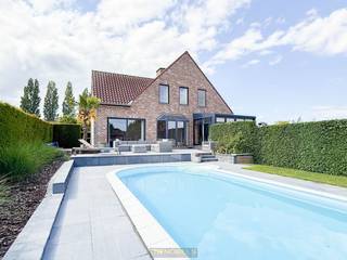 LICHTRIJKE VILLA met dubbele, inpandige garage en ZWEMBAD op een royaal perceel van 1.048 M² in het groene Ellezelles. Deze ruime eigendom...