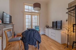 Op een boogscheut van de Grote Markt, pal in het bruisende centrum van Dendermonde, vinden we deze interessante beleggingseigendom bestaande uit twee verhuurde appartementen. Een ideale opportuniteit voor de investeerder die op zoek is naar een pand met onmiddellijke huuropbrengst én bijkomend potentieel. Mits een kleine facelift kunnen de appartementen opnieuw volledig tot hun recht komen en uitgroeien tot echte pareltjes op een absolute toplocatie. Dankzij de centrale ligging bevinden winkels, horeca, openbaar vervoer en alle dagelijkse voorzieningen zich op wandelafstand. Een interessante investering op een gegeerde locatie in het hart van Dendermonde!<br />Voor meer informatie: dirk@berno.be