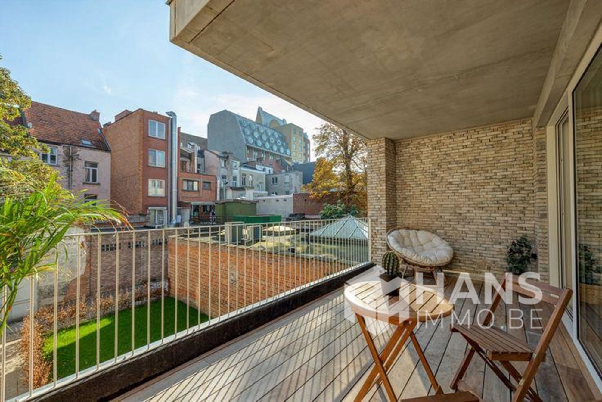 Gemeubeld appartement (87m²) met 2 slaapkamers en terras in het hartje van Antwerpen. - foto 4