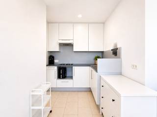 De locatie van dit appartement is ideaal, met winkels, restaurants en openbaar vervoer op loopafstand. Bovendien is er voldoende parkeergelegenheid in de buurt, wat het gemakkelijk maakt voor bewoners en gasten om te parkeren. <br /><br />Dit appartement biedt alle nodige ruimte en comfort voor een aangenaam verblijf. Bij binnenkomst bevind je je in de inkomhal, die leidt naar de woonkamer. De woonkamer staat in verbinding met de keuken. Het appartement beschikt over twee slaapkamers. De ingerichte badkamer is voorzien van een ligbad. Buiten vind je een terras waar je kunt genieten van de buitenlucht.<br /><br />Het appartement is beschikbaar vanaf 08/2026.<br />De huurprijs bedraagt €785/ maand.<br /><br />Het appartement is goed onderhouden en heeft een EPC-waarde van 177.00, wat resulteert in een energielabel B. Dit betekent dat het appartement energiezuinig is.<br /><br />Kortom, dit dakappartement in Lokeren is een geweldige kans voor iedereen die op zoek is naar een comfortabele en energiezuinige woonst. Maak snel een afspraak voor een bezichtiging en ontdek de mogelijkheden van dit unieke appartement.