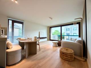 [[ DIT PAND NEEMT DEEL AAN DE ERA OPEN HUIZEN DAG OP 19/9 VAN 11:00 TOT 12:00 ]]
<p><strong>Te koop: Gerenoveerd appartement (2026) met twee slaapkamers op een toplocatie.</strong></p>

<p> </p>

<p>Ontdek dit prachtig gerenoveerde appartement, volledig vernieuwd in 2026 met een stijlvolle afwerking en hoogwaardige materialen. Het zonnige terras biedt de perfecte plek om in alle rust te genieten van het buitenleven. Dankzij de kwalitatieve renovatie geniet u van hedendaags wooncomfort en een instapklare afwerking. Gelegen in het bruisende centrum, met winkels, restaurants en voorzieningen op wandelafstand. Toch ervaart u hier een verrassend gevoel van rust en privacy, weg van de drukte.</p>

<p><strong>Belangrijkste ruimtes:</strong><br />• Lichtrijke living met aangename leefruimte<br />• Functionele keuken met praktische indeling<br />• Twee volwaardige slaapkamers<br />• Badkamer uitgerust voor dagelijks comfort<br />• Apart toilet<br />• Handige berging<br />• Terras om buiten te genieten</p>

<p><strong>Troeven:</strong><br />• Centrale ligging in Oostduinkerke<br />• Nabij openbaar vervoer, winkels en voorzieningen<br />• Energiezuinig appartement met EPC-label B</p>

<p>Neem vandaag nog contact op met je ERA-makelaar voor een bezoek.</p>

<p>JOUW DROOMAPPARTEMENT. ZO GEVONDEN!</p>