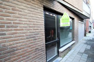 Dit handelspand heeft een uitstekende ligging pal in het commerciële handelscentrum van Roeselare! Het pand bestaat uit een groot raam die uitgeeft...