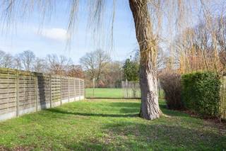 U betreedt de woning in de hal met toegang tot keuken en woonkamer. In de woonkamer is een houthaard. Achter is een grote uitbouw nu als veranda in gebruik. Hier is een toilet en een berging. Boven zijn twee ruime en een kleine slaapkamer. De badkamer is met bad en lavabo (te renoveren). Onder de trap heeft u toegang tot de kelder. Er is een gesloten bijgebouw/garage. Het huis heeft een ruime poort aan de zijkant zodat u alle privacy heeft.<br />Een fijne tuin met zicht op de weilanden, waar aanpalend een natuurgebied is. <br />De woning heeft opfrissing nodig en is zeker daarna een pareltje!<br />Het is een TOP locatie in een fijne buurt, vlakbij scholen, winkels, openbaar vervoer en autostrade.  <br />Elektrische keuring conform. EPC  D 336 kWh/(m2 jaar) Asbestattest beschikbaar. <br />Voor meer info bel Chantal 0468/156151 of stuur een e-mail naar info@domus-immobilien.be. <br /><br /> 