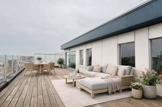 Ontdek deze prachtige penthouse van 96 m² bewoonbare oppervlakte met 2 ruime terrassen (samen 95 m²), gelegen op de zesde verdieping. Geniet van...